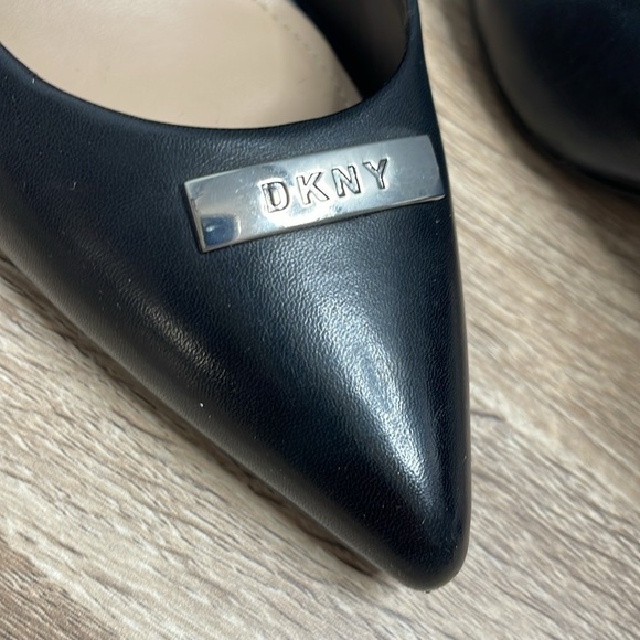 DKNY Pointed Toe Smooth Genuine Leather Heels Pumps Silver Logo Size 8.5 - Picture 3 of 13